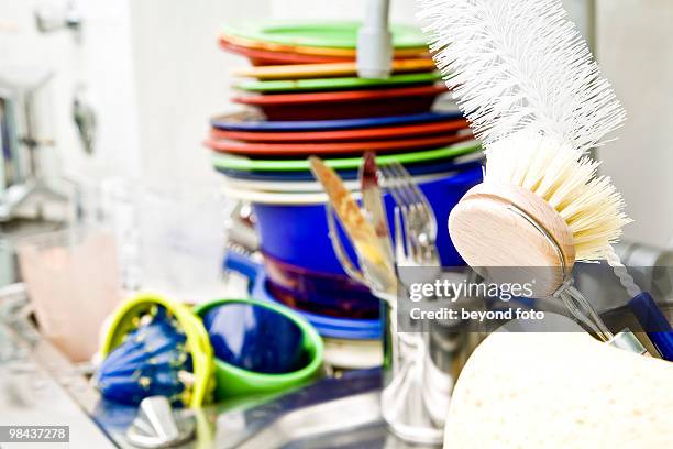 washing-up in kitchen sink - scheuerbürste stock-fotos und bilder