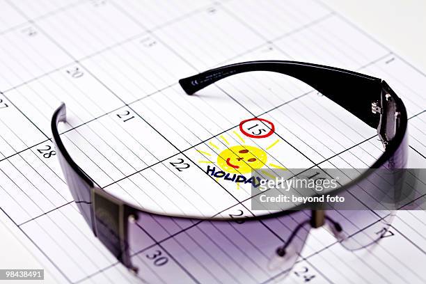 still life of sunglasses with holiday marked in calendar - studiofoto stock pictures, royalty-free photos & images