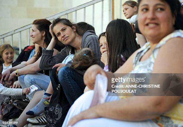 Toulon: 91 réfugiés bosniaques en attente de solution de logements". Bosnian refugees children sit with theirs parents in the square of the church...