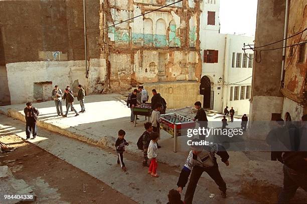 Des enfants jouent dans une rue de la casbah d'Alger le 10 février 2000.