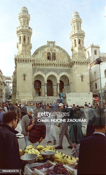 Des algérois déambulent, début décembre 2001, sur le marché devant la mosquée El-katchaoua dans la basse casbah d'Alger. People walk in the market in...