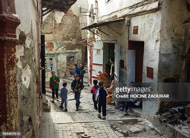 Des jeunes marchent, début décembre 2001, dans une rue délabrée de la casbah d'Alger. Young boys walk, early December 2001, in a street of the casbah...