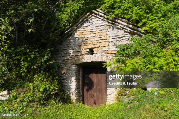 old wooden door of a stone brick barn - barn door hinge stock pictures, royalty-free photos & images