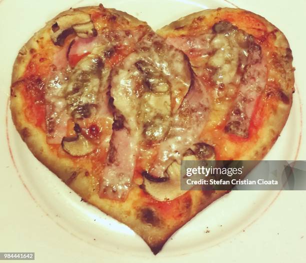 heart shape pizza - heart shape pizza stock pictures, royalty-free photos & images