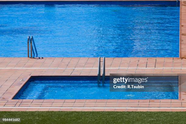 swimming pool of luxury hotel, spain - agua estancada fotografías e imágenes de stock