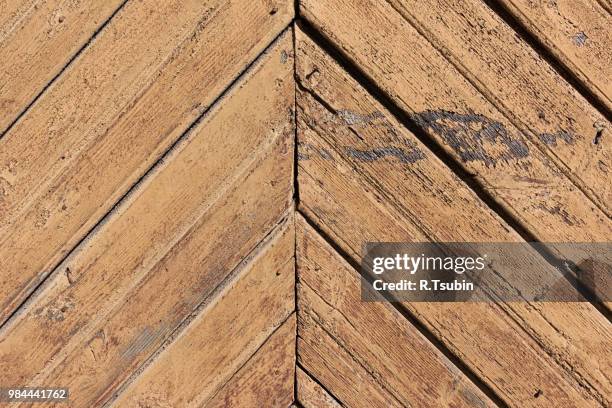 weathered painted pattern wooden wall background - parquet cloué photos et images de collection