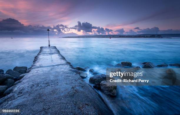 sandbanks sunrise - sandbanks stockfoto's en -beelden