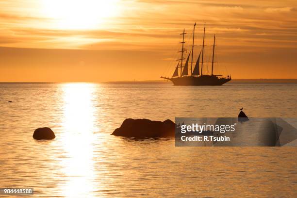 schooner silhouette at sunset in sea - bateau 3 mats photos et images de collection