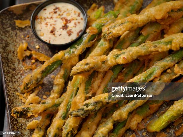 cerveja agredidas espargos - frito em gordura abundante - fotografias e filmes do acervo