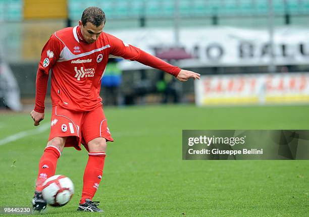 Vladimir Koman of Bari in action during the Serie A match between AC Siena and AS Bari at Stadio Artemio Franchi on April 11, 2010 in Siena, Italy.