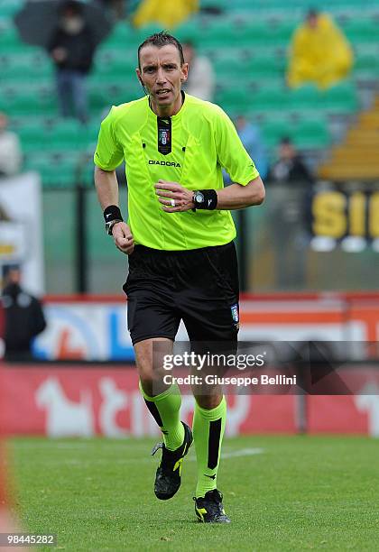 The referee Paolo Mazzoleni in action during the Serie A match between AC Siena and AS Bari at Stadio Artemio Franchi on April 11, 2010 in Siena,...