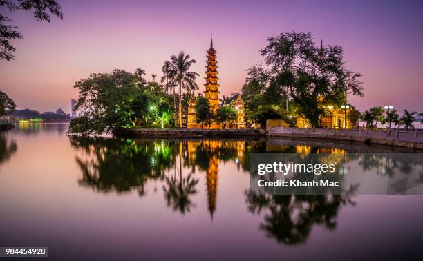 the tran quoc pagoda in vietnam. - hanoi stockfoto's en -beelden