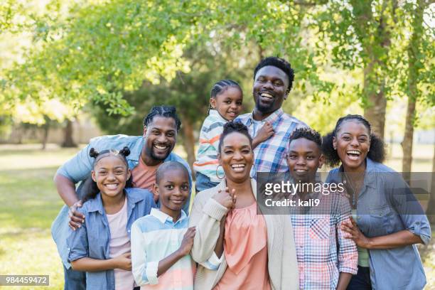 großen afroamerikanischen familientreffen - black family reunion stock-fotos und bilder
