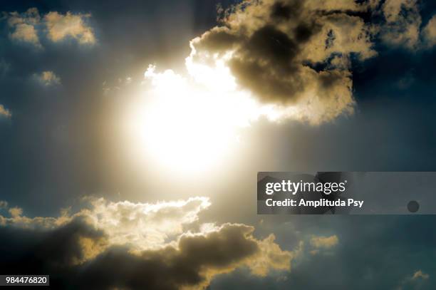 the sun between the palms of clouds - sun and palms stock-fotos und bilder