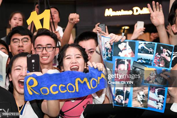 Fans are waiting for NBA player Klay Thompson of the Golden State Warriors in a fans meeting on June 26, 2018 in Zhengzhou, China.