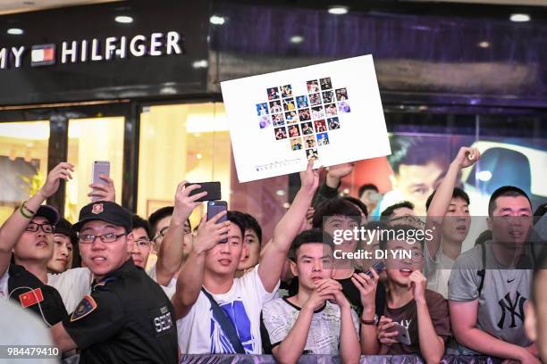 Fans are waiting for NBA player Klay Thompson of the Golden State Warriors in a fans meeting on June 26, 2018 in Zhengzhou, China.