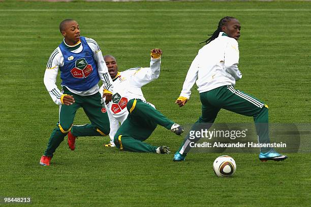 Innocent Mdledle battle ffor the ball with his team mates Andile Jali and Reneilwe Letsholonyane during a training session of the South African...
