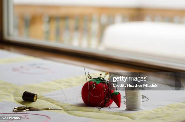 pin cushion - pin cushion stockfoto's en -beelden