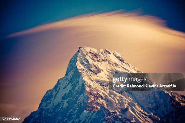 annapurna south at sunrise in himalayas artmif photo raimond klavins - annapurna south 個照片及圖片檔