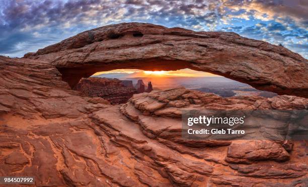 mesa arch, canyonlands - mesa arch stockfoto's en -beelden