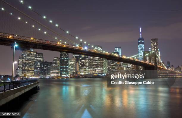 brooklyn bridge by night - dumbo - caldo stock pictures, royalty-free photos & images