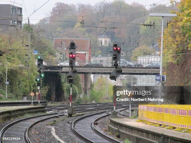 gleise richtung hagen in wuppertal hbf - gleise fotografías e imágenes de stock