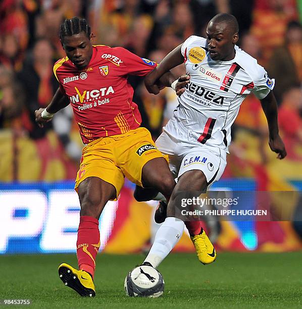 Boulogne's forward Matt Moussilou vies with Lens defender Henri Bedimo during the French L1 football match Lens vs Boulogne-sur-Mer on April 10, 2010...