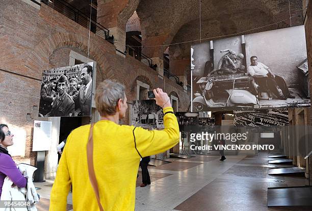 Italie-USA-art-culture-photo-tourisme - People look at photos taken by US photographer William Klein during an exposition named "William Klein Rome...