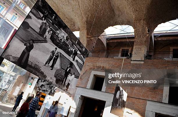 Italie-USA-art-culture-photo-tourisme - People look at photos taken by US photographer William Klein during an exposition named "William Klein Rome...