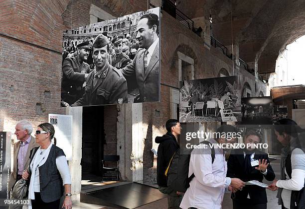 Italie-USA-art-culture-photo-tourisme - People look at photos taken by US photographer William Klein during an exposition named "William Klein Rome...