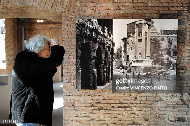 Italie-USA-art-culture-photo-tourisme - US photographer William Klein takes pictures during an exposition named "William Klein Rome photos -...