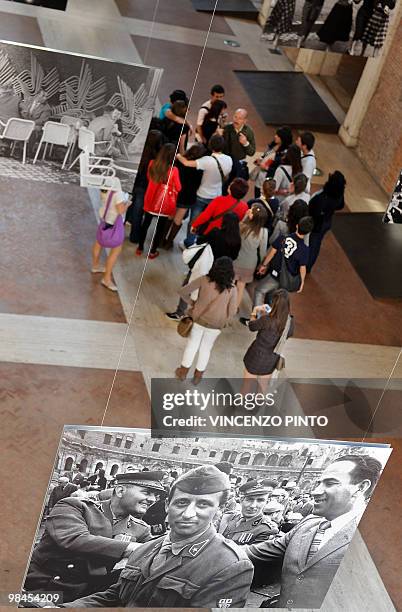 Italie-USA-art-culture-photo-tourisme - People look at photos taken by US photographer William Klein during an exposition named "William Klein Rome...