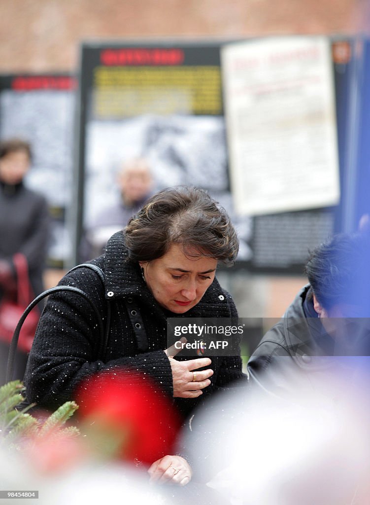 People pay tribute to Polish President L