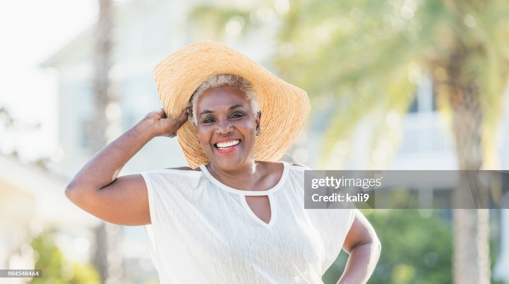 Senior Afroamerikanerin im tropischen Urlaub