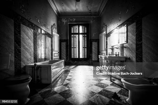 la salle de bain - salle de bain stock pictures, royalty-free photos & images