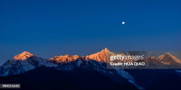 sunrise of meri snow mountain - qiao stock pictures, royalty-free photos & images