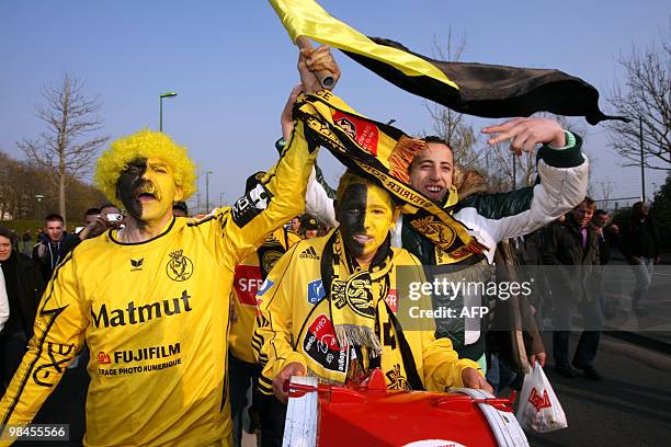 Supporters of French Fourth division Quevilly football club wave as they arrive near the Ornano stadium on April 14, 2010 in Caen, northwestern...