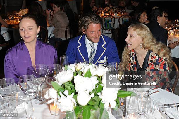 Stella McCartney, Lapo Elkann and Franca Sozzani attend Stella McCartney And Established & Sons Dinner on April 14, 2010 in Milan, Italy.