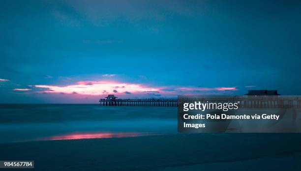 naples pier and calm ocean, florida - pola damonte bildbanksfoton och bilder