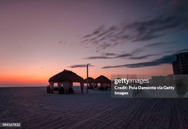 gulf of mexico beach. stormy sky at marco island beach in southern florida, usa - pola damonte stockfoto's en -beelden