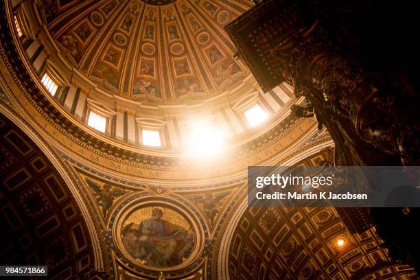 peters light - vatican photos et images de collection