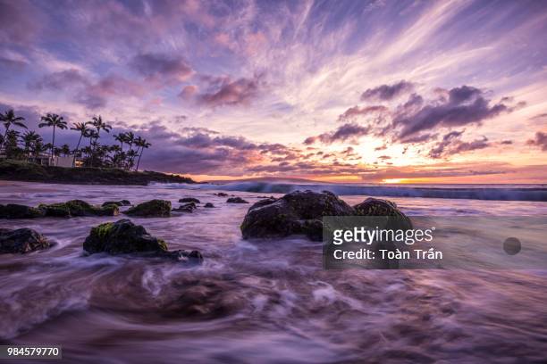 sunset over wailea beach in maui, hawaii, usa. - wailea foto e immagini stock