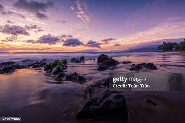 sunset on wailea beach in maui, hawaii, usa. - wailea foto e immagini stock