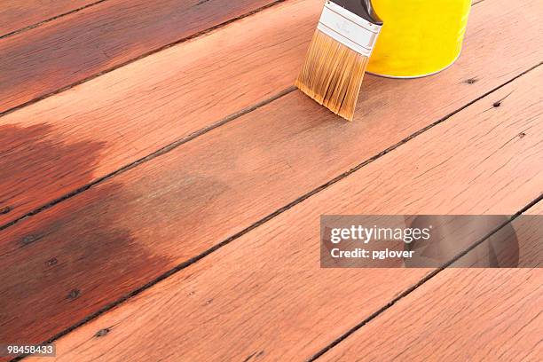 huile brosse tin et son plancher de terrasse en bois - wet paint photos et images de collection