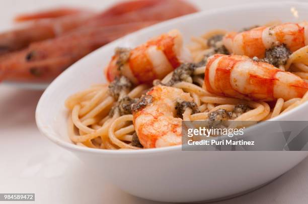 espaguetis con gambas al pesto - gambas ストックフォトと画像