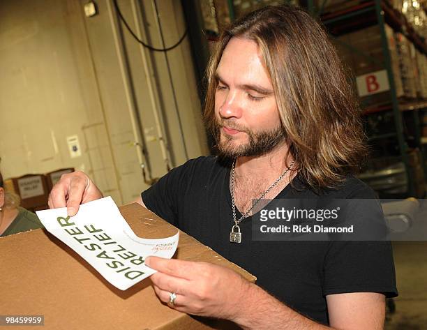 Former American Idol Bo Bice participates in the "Idol Gives Back" Volunteer Program at the Second Harvest Food Bank of Middle Tennessee, April 14,...