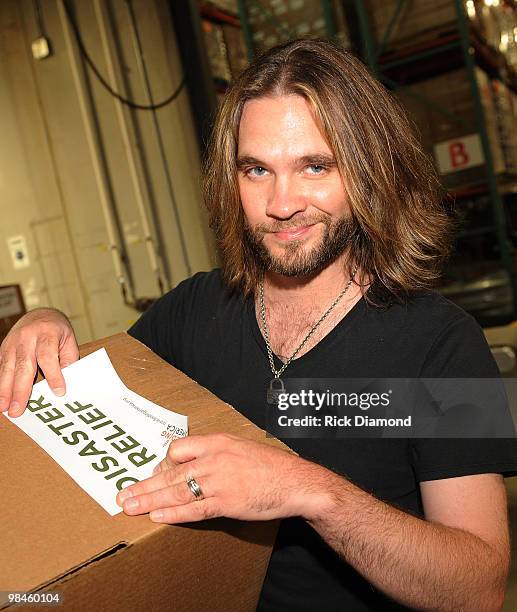 Former American Idol Bo Bice participates in the "Idol Gives Back" Volunteer Program at the Second Harvest Food Bank of Middle Tennessee, April 14,...