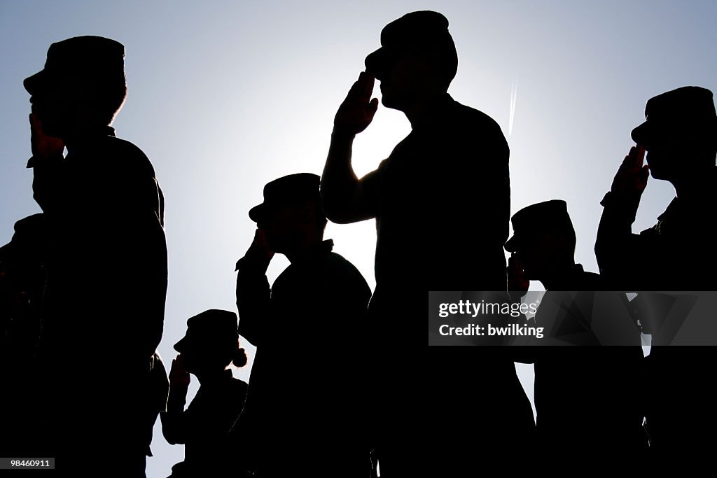 Soldaten Salute der Flagge bei Sonnenuntergang