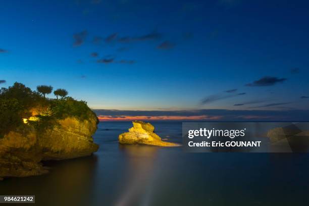 sunset on "rocher du basta" in biarritz (france) - rocher stock pictures, royalty-free photos & images