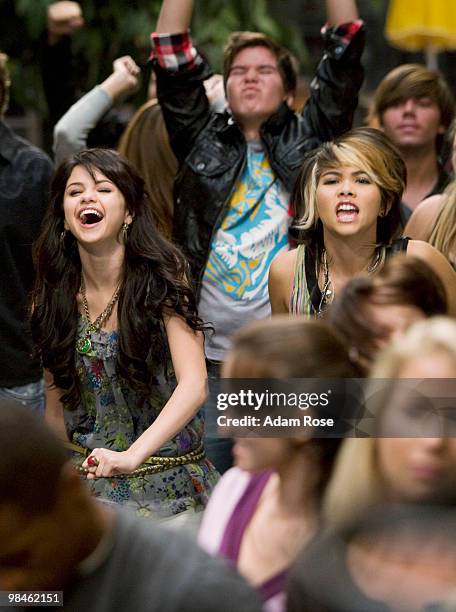 Eat To The Beat" - Alex and new friend Stevie ask Justin, as student body president, to bring lunchtime concerts to their school, but after he...